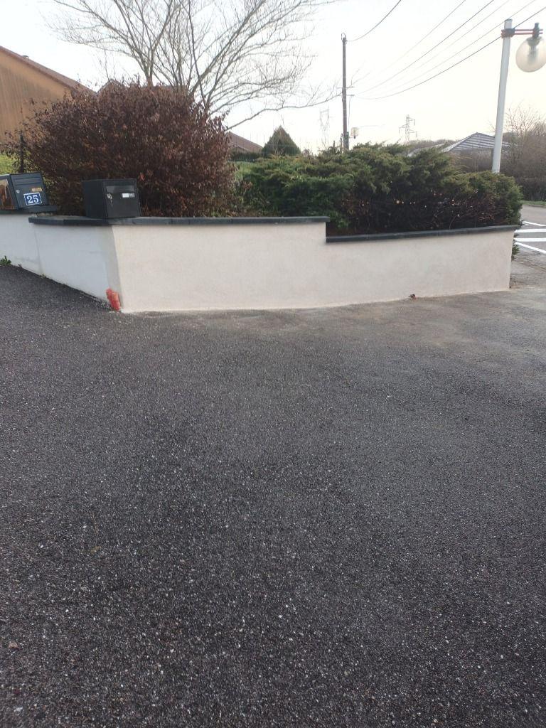 Mur de clôture crépi